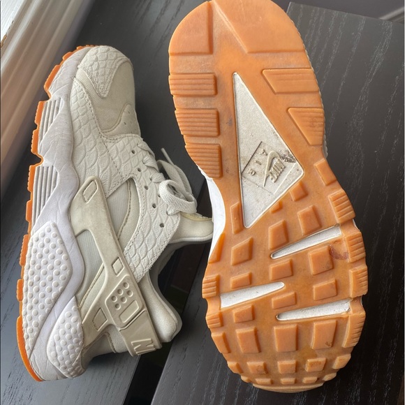 White Nike Air Huarache Women’s Size 8 - Picture 5 of 9